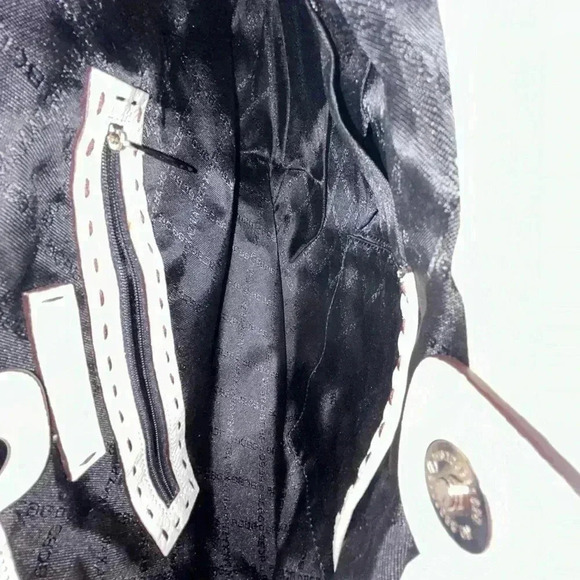 BCBGMAXAZRIA OFF WHITE VEGAN LEATHER SHOULDER BAG NOLD STITCHING SILVER ACCENTS - Picture 8 of 15